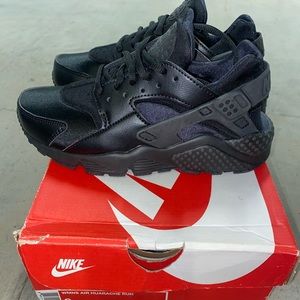 new nike women size 6 huaraches.